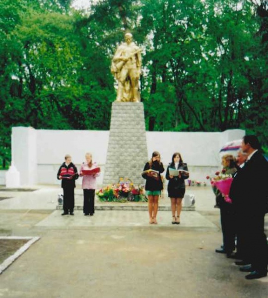 Файл:Меморіал загиблим воїнам с. Камінь.jpg