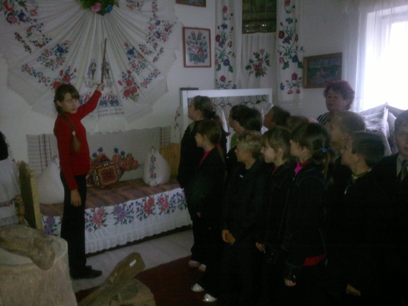 Файл:Екскурсія в музеї.jpg