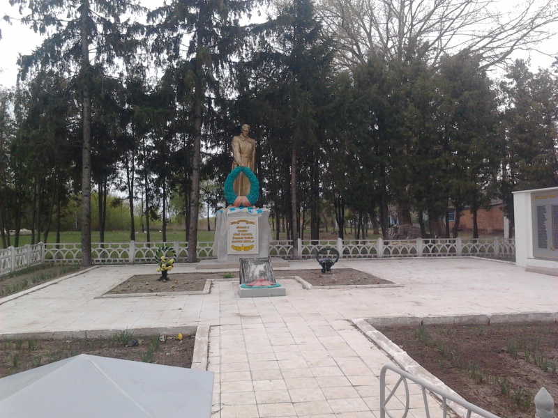 Файл:Меморіал загиблим воїнам с. Сергіївка.jpg
