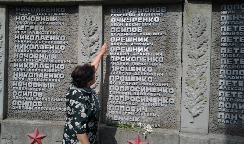 Файл:Меморіал загиблим воїнам с. Піски.jpg